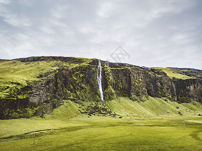 冰岛的德里凡迪瀑布 草地和有瀑布的悬崖图片