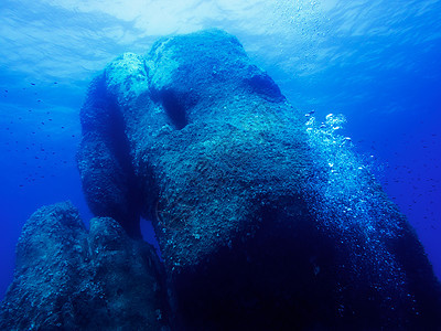 深沉在海中的巨大岩石背景植物水族馆潜水风景冒险液体气泡海景海洋图片