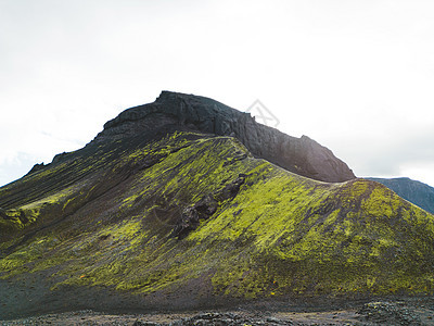 秋天探索冰岛高地 火山岩层覆盖着绿苔的岩石图片