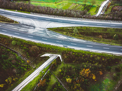 国道下的道路穿过斯洛文尼亚的乡村 没有汽车图片