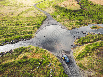 车站在冰岛大陆某处被淹水的道路前面的路上图片