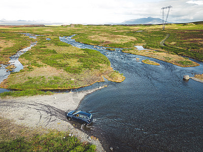 冰岛常见的公路洪水     驾车横跨水面图片