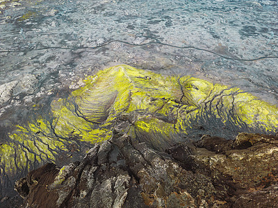 冰岛高地某处覆盖在苔中的火山土地图片