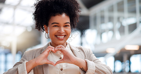 有手心 面孔和职业爱情的黑人女性 对企业业务和职业成功感到满意 现代办公室 幸福和远见 手签和工作自豪感 工作场所肖像图片