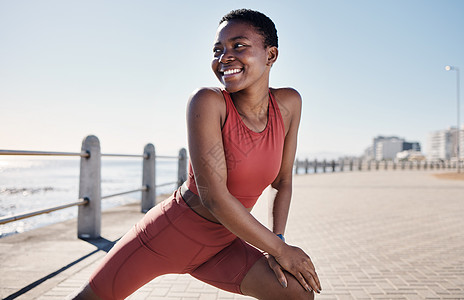 海滩 健身或快乐的黑人女性在训练中伸展或运动热身以在夏季开始跑步锻炼 开普敦 心态或健康的非洲女赛跑者微笑着想着目标或愿景图片