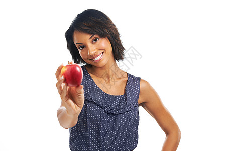 肖像 模型或黑人女性在工作室里吃苹果或水果 背景为白色 有营销空间 微笑 有机或快乐的非洲女孩为自我保健或健康宣传健康饮食图片
