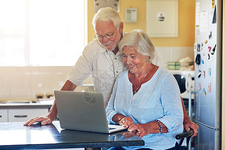 高龄夫妇在家里一起使用笔记本电脑 他们的生活也因此变得更好 (笑声)图片