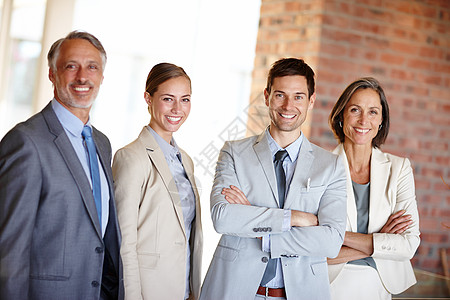 商务人士在一起成功始于优秀的团队 一张自信的商务人士团队在工作中站在一起的裁剪肖像背景