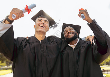 在户外大学庆典上毕业 朋友和成功 成就或目标的骄傲 快乐的毕业生思考未来 教育奖和激励 希望或获奖学生的梦想图片