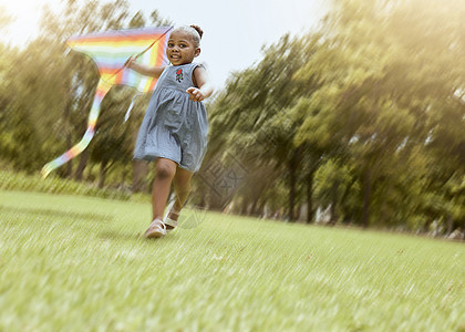 女孩 带着风筝和自然公园奔跑 在夏天进行快乐 有趣的户外活动和自由奔跑 留下童年记忆 嬉戏的孩子 草地和黑人孩子在自然假期外玩耍图片