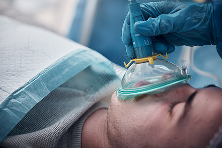 麻醉 氧气面罩和医疗人员在呼吸 通气和手术手术中的应用 医疗保健 心脏病学和护理人员在紧急手术室面对病人和医生卫生房间护士保险护图片
