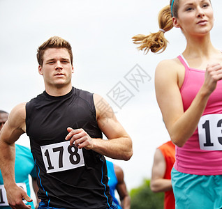 为胜利而战 一群比赛选手在运动衫上展示了竞技者人数的赛跑者图片