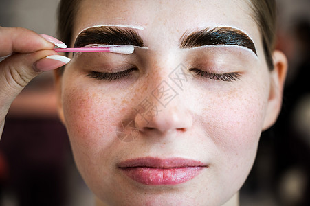 主人画了一个女人的眉毛程序油漆指甲花女孩美容师工具造型治疗护理刷子消除高清图片素材