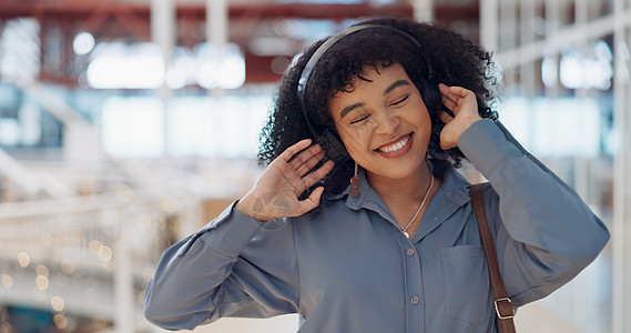 音乐 耳机和商场里的黑人女性寻求自由 放松和平静的能量 跳舞 聆听并对她的旅行旅程感到满意 城市建筑 z 世代和音频技术为零售业图片