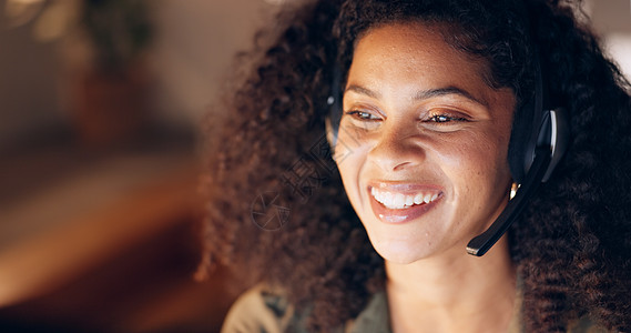 黑人女性 微笑的客户支持服务和在线呼叫中心或虚拟电话营销业务的员工 Crm 顾问在工作 帮助常见问题来电者并回复联系我们的消息背景图片