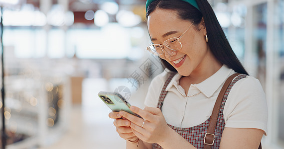 短信营销数字营销女性 工作场所微笑和电话 社交网络或在通信启动时聊天 亚洲企业高管 智能手机或乐于在东京进行应用程序 网络或社交媒体营销背景