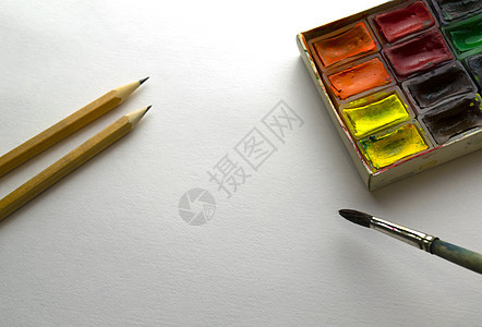 油漆 铅笔和纸上的刷子爱好乐器画笔职场作品艺术家工具蓝色水彩创造力背景图片