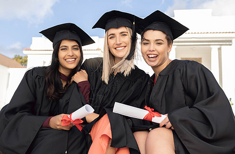 毕业 微笑和女性肖像 团体和奖学金成功 快乐的多元化学生 毕业朋友和学习目标 以及对教育 大学或学院的奖励 自豪和动力图片