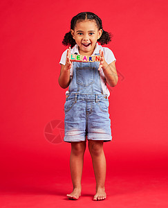 学习积木 教育和红色背景儿童肖像 用于学习 阅读和幼儿园 儿童发展 知识和兴奋 快乐的小女孩在木制玩具上用字母微笑图片