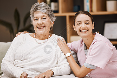 照顾者 老年妇女和养老院医疗健康 医疗专业人员和患者幸福的支持肖像 老人 护士和幸福的微笑在养老院一起图片