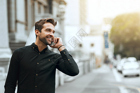 一个英俊的年轻人在城市里旅行时打个电话 之后我会再见到你的图片