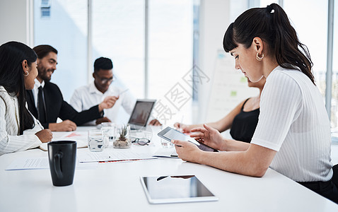 商务会议上的女性 办公室和平板电脑 与人进行分析 规划和阅读数据 公司团队合作 移动触摸屏技术或一起处理文件 财务或战略图片