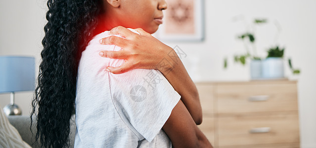 肩痛 受伤和黑人女性 健康和紧急情况 事故和红色覆盖的医疗问题 骨科保健 炎症和肌肉紧张 关节压力和受伤人员图片