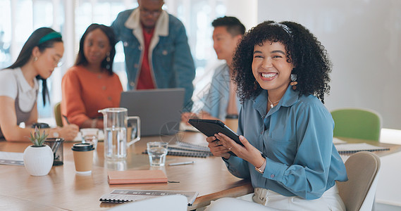 面对 领导和黑人女性与平板电脑在会议上制定广告或营销策略 首席执行官 老板和女企业家 带有触摸屏 可在办公室浏览互联网 发送电子图片