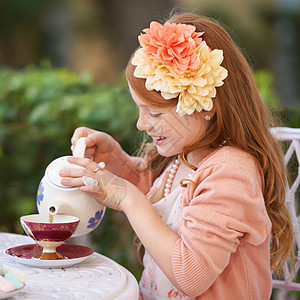 有个可爱的小女孩在外面开茶会 她很可爱图片