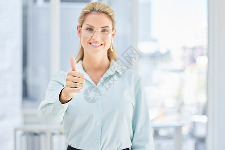 领导力 成功或商业女性在审查 财务报告或办公楼的销售目标后竖起大拇指 具有成长心态 自豪或赞美的快乐员工的微笑 手或肖像图片