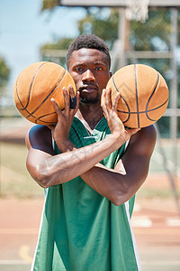 健身比赛 运动比赛或训练比赛中的黑人 篮球运动员和球 具有健康动机 健康目标和赢家心态的肖像 篮球场和体育运动员图片