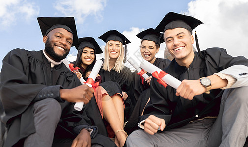毕业典礼 群像和学生在天空背景下庆祝成功 快乐的国际毕业生 朋友和庆祝学习目标 奖励和微笑获得大学学习证书图片