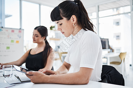 专注于规划 数据或公司成功的商务人士和分析的女性 办公室和平板电脑 企业女性团队 移动触摸屏技术或一起合作 战略或目标图片