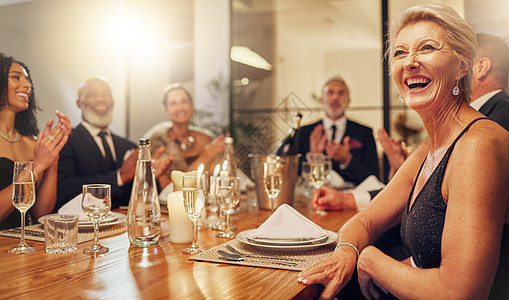 人们 晚上在餐厅与朋友 企业高管团队一起聚会和鼓掌 或者为成功而高兴 新年 掌声 香槟庆典 祝贺或团体激励图片