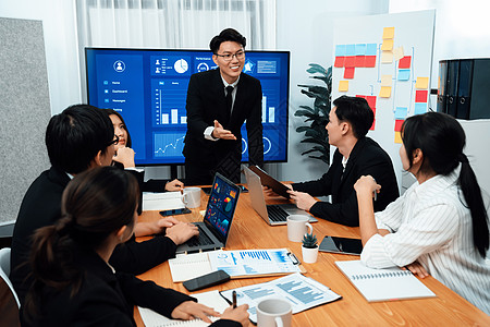 自信和年轻的亚洲商务人士展示了促进和谐的面貌 以发扬光大智能数据管理人员办公室上班族团体合作女士电视会议图片