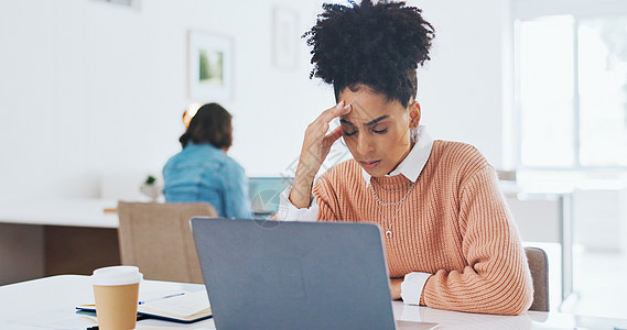商务 压力和带笔记本电脑的女性 在办公室疲惫和过度劳累 精神健康的倦怠和压力 女性 女孩和管理员因日程安排而感到疲劳 沮丧和在线图片