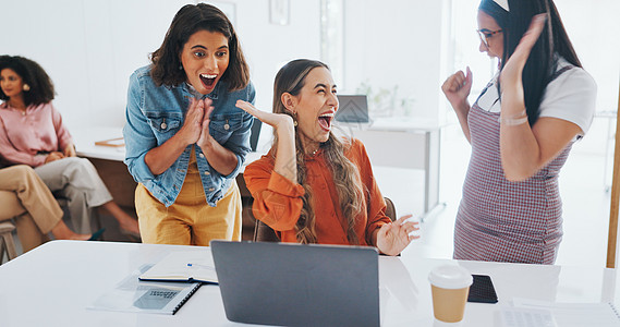 成功 拳头撞击或快乐的员工在办公桌前握手庆祝数字营销销售目标 笔记本电脑 获胜者或兴奋的女性庆祝在工作中赢得在线商业交易多样性动图片