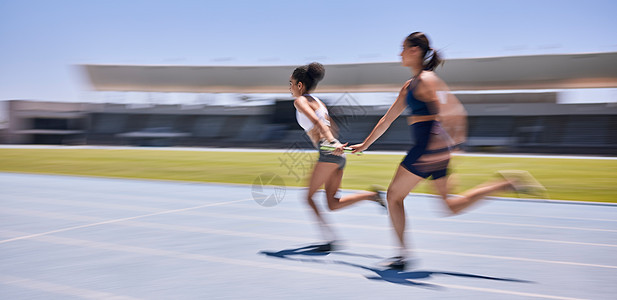 马拉松比赛 体育赛事或高能跑道短跑中的速度赛 接力赛和女子赛跑 法国奥运会快速运动员 跑步者或女子有氧运动训练的动作 移动和团队图片