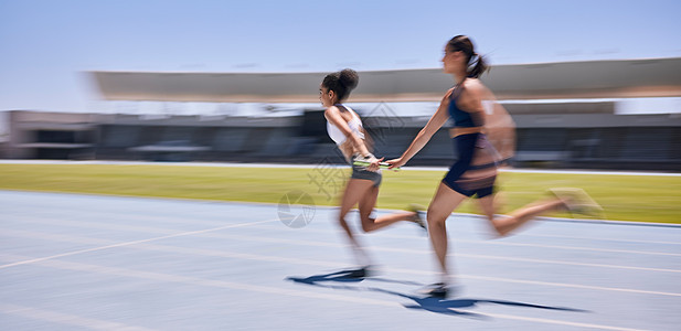 马拉松比赛 体育赛事或高能跑道短跑中的速度赛 接力赛和女子赛跑 法国奥运会快速运动员 跑步者或女子有氧运动训练的动作 移动和团队背景图片