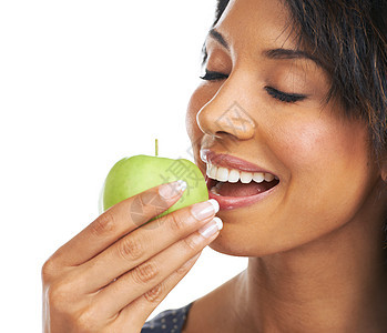 带着微笑 营养和渴望健康 有机零食和白色背景饮食的女人 工作室和苹果 背景下的黑人女性 快乐而天然的绿色水果 用于饮食 能量或健图片
