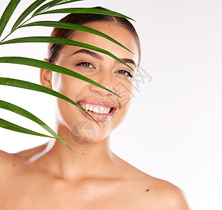 一位对可持续性化妆品感到高兴的女性肖像的叶子 护肤品和天然化妆品美容 来自生态 绿色和生态友好皮肤科的化妆品 有机和植物性皮肤健图片
