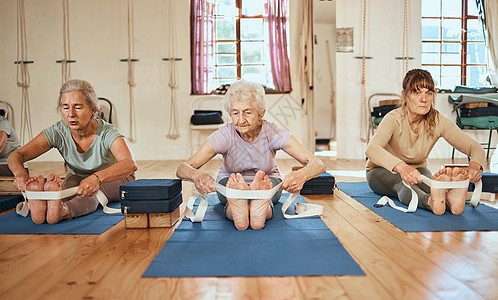 高级 瑜伽伸展和腿带 用于健康 训练和锻炼 用于健康和健身房健康 在退休健身保健工作室与普拉提一起进行老年人锻炼和瑜伽课图片