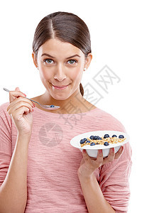 快乐 女人和健康的早餐碗麦片 以白工作室背景为食用 孤立的年轻女性模范肖像微笑地将穆埃斯利带水果来换取健康 营养或纤维图片