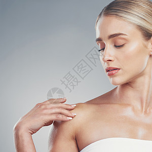美容霜 保湿润肤露和有机护肤程序带来健康肌肤光泽的女性 美容和护肤模特 用于水疗的润肤霜 美容霜和天然产品图片