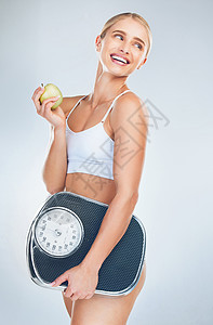 苹果 饮食和女性身体健康 自我保健和自然减肥 在灰色工作室背景下吃健康食品 营养生活方式和健康运动训练以进行脂肪锻炼图片