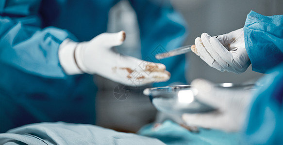 手术 医院和医生的手在手术室用镊子对病人进行紧急手术 诊所 团队合作和外科医生使用手术工具挽救生命图片