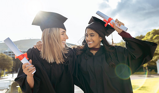 学生 朋友和毕业证书在庆祝活动中拥抱研究生 文凭成功 幸福和兴奋的女性在学校 教育和大学成就户外图片