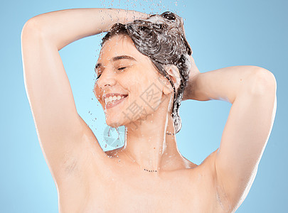 淋浴 女性和用水卫生从清洁 洗发水和美发中放松 模特的健康 水滴和身体护理 从早上的护肤和皮肤科微笑着清洁图片