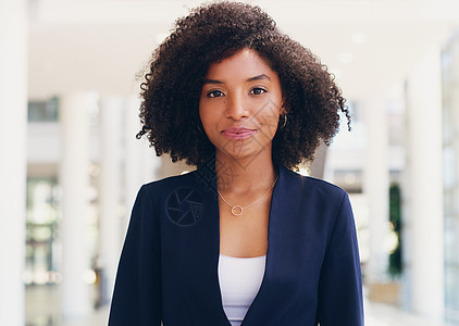 商业 黑人妇女和具有公司愿景的公司办公室经理的肖像 年轻女性员工认真对待行政领导力的成长以及律师与律师事务所管理层的合作图片