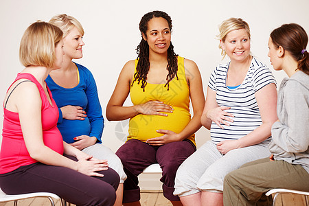 讨论他们的希望和梦想 一群孕妇坐在一起分享她们的感受图片